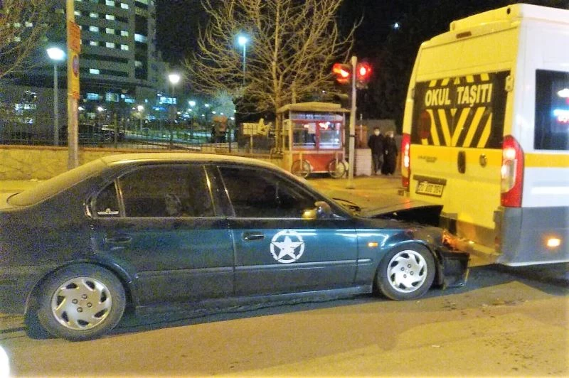 Okul servisiyle otomobilin çarpıştığı kazada 1 kişi yaralandı
