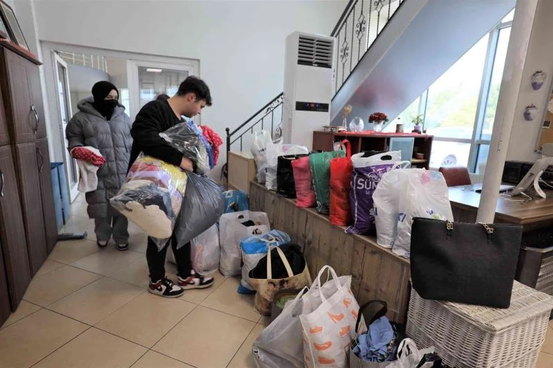 Yardımsever öğrenciler, hayır çarşısına kıyafet desteğinde bulundu
