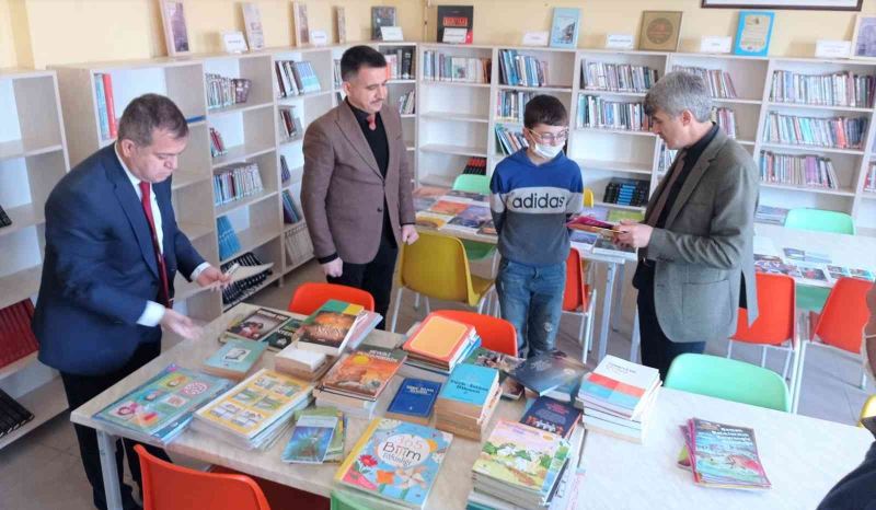 Rektör Prof. Dr. Kazım Uysal,  İnköy Ortaokulu’na kitap bağışladı
