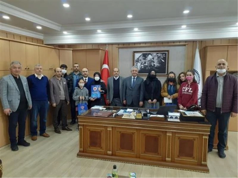 Kompozisyon ve şiir dalında dereceye giren öğrenciler ödül
