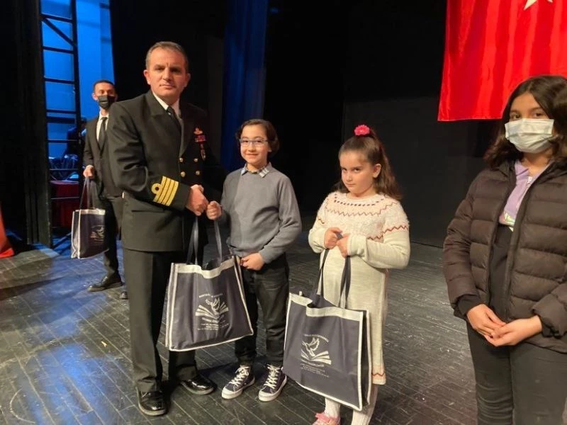 Kitap kurdu okurlar ödüllendirildi
