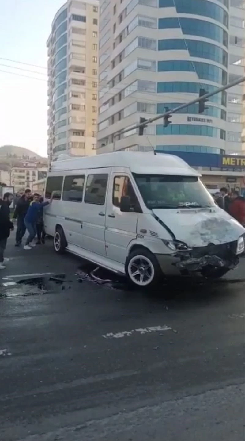 Polis motosikleti ile dolmuş minibüsün çarpışma anı kamerada
