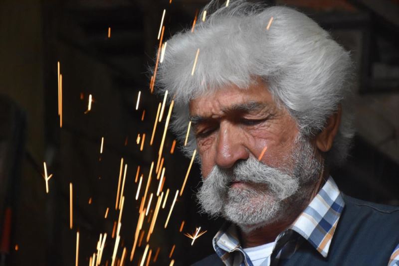 Mehmet usta, 65 yıldır ekmeğini baba mesleği kaynakçılıktan çıkarıyor