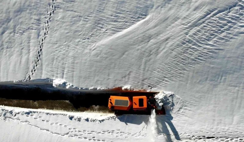 Beyaz örtüyle kaplı Nemrut Dağı’nın yolu açılıyor
