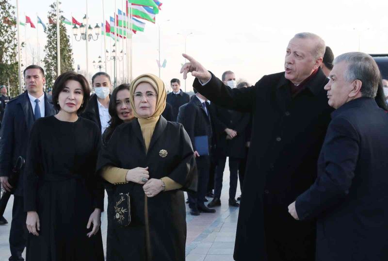 Cumhurbaşkanı Erdoğan, Özbekistan’da Bağımsızlık Anıtı’na çelenk bıraktı
