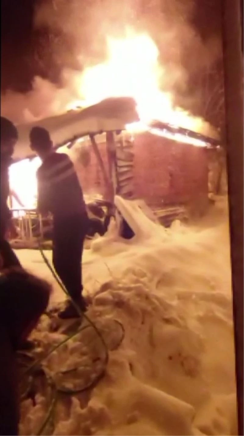 Camiyi kurtarmak için alevlere hortum ve kar topuyla müdahale ettiler
