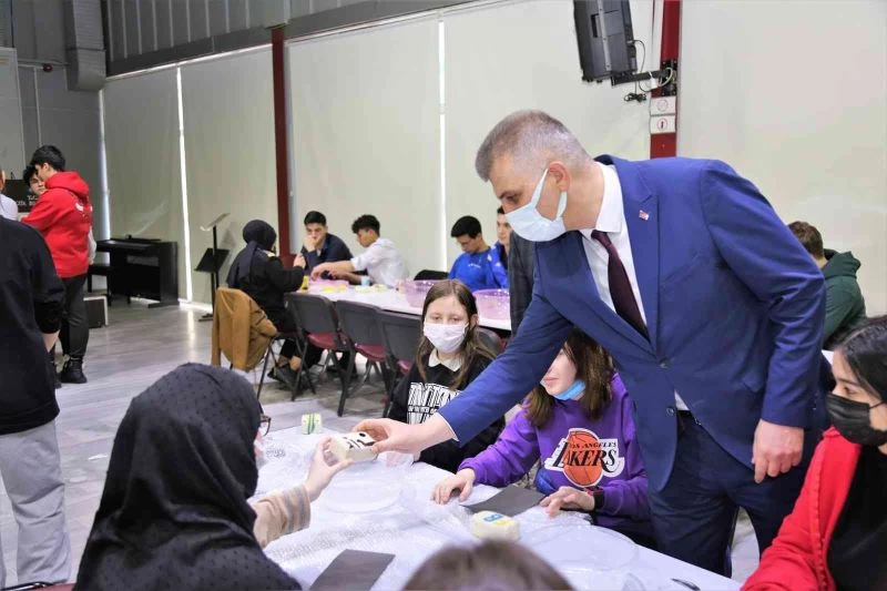 Öğrenciler keçe sanatını ustasından öğrendi
