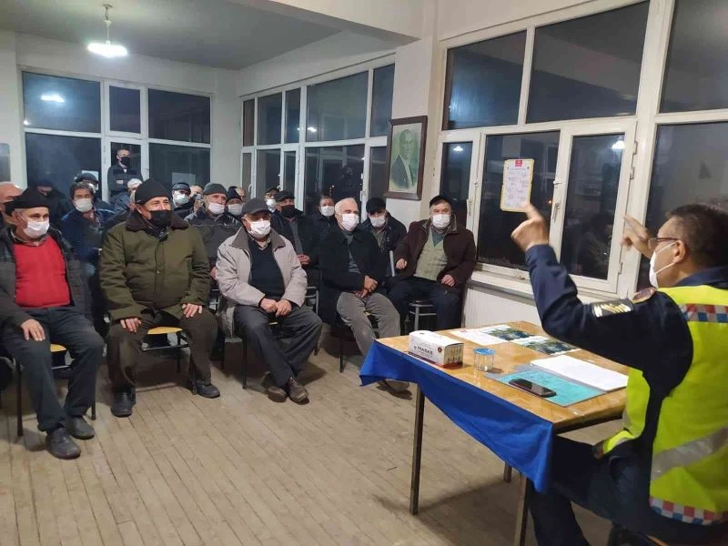 Jandarma trafik timlerinden traktör sürücülerine seminer
