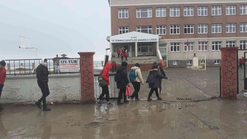 Kars’ta öğrencilerin yağmurla birlikte çamur sınavı
