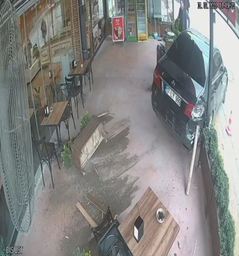 Bursa’da kontrolden çıkan otomobil kafeye daldı
