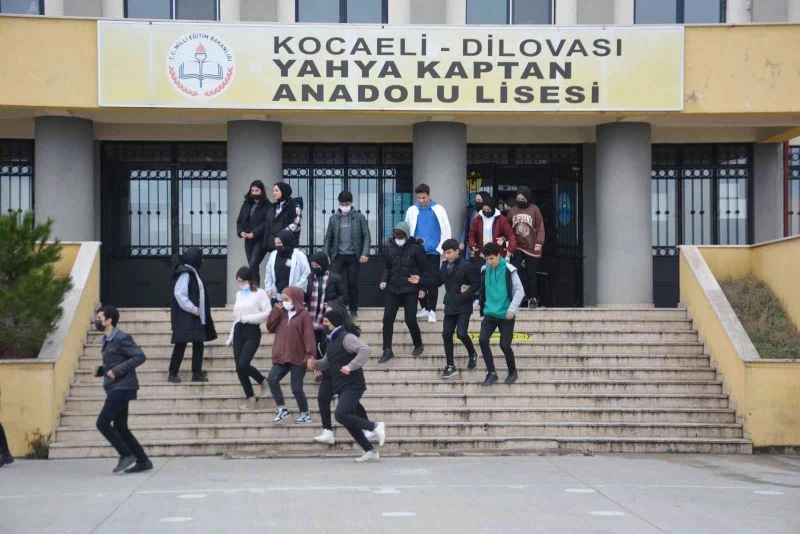 Öğrenciler deprem gerçeğini tatbikatla öğrendi
