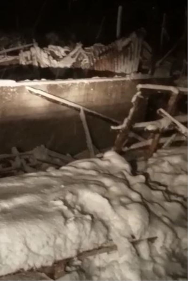 Burdur’da karın ağırlığına dayanamayan ahırın çatısı çöktü
