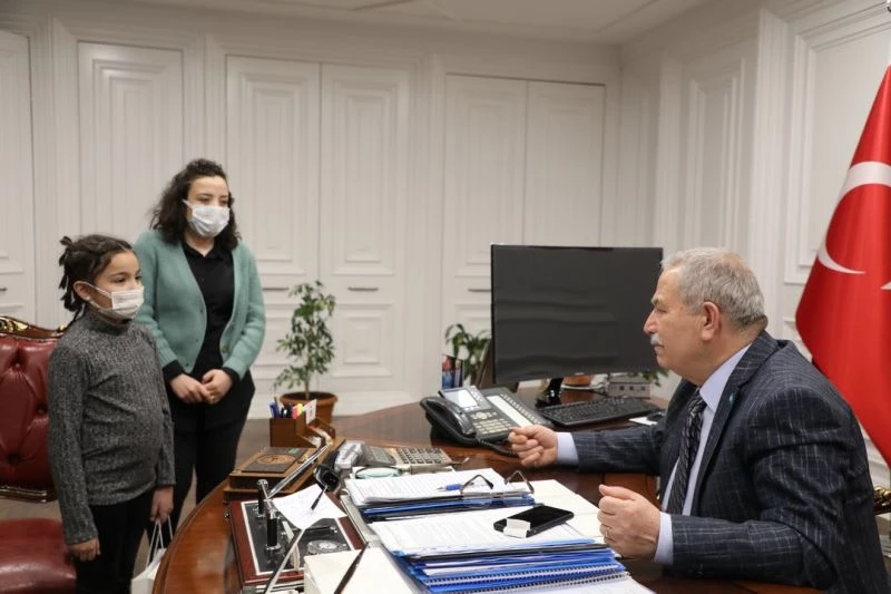 3. sınıf öğrencisi İdil, ödevini belediye başkanıyla yaptı
