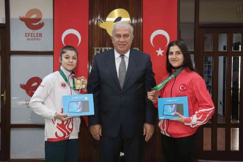 Başkan Atay’dan başarılı sporculara tablet hediyesi
