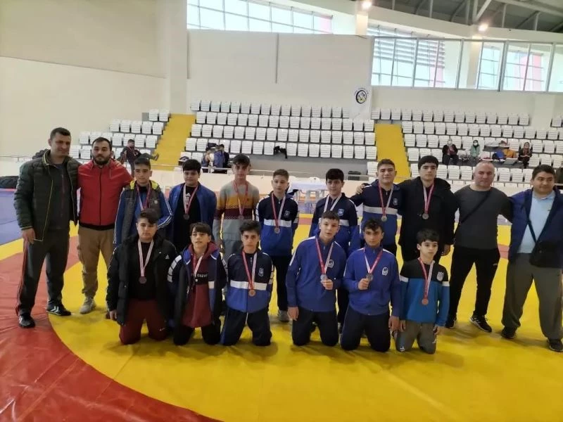 Yunusemreli güreşçilerden 13 madalya
