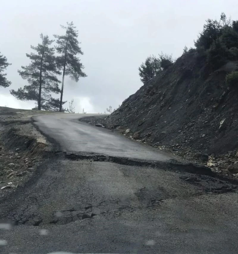 Adana’da yağışlardan sonra yollar çöktü
