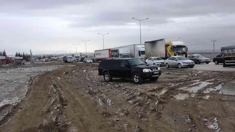 Kulu’da kar yağışı ve buzlanma ulaşımı aksatıyor
