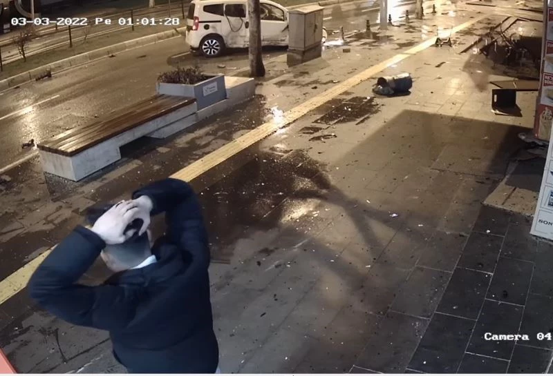 Kaldırımda yürüyen vatandaş saniyelerle ölümden döndü
