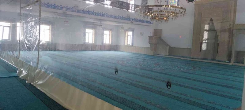 Çocuklar az daha camiyi yakacaktı
