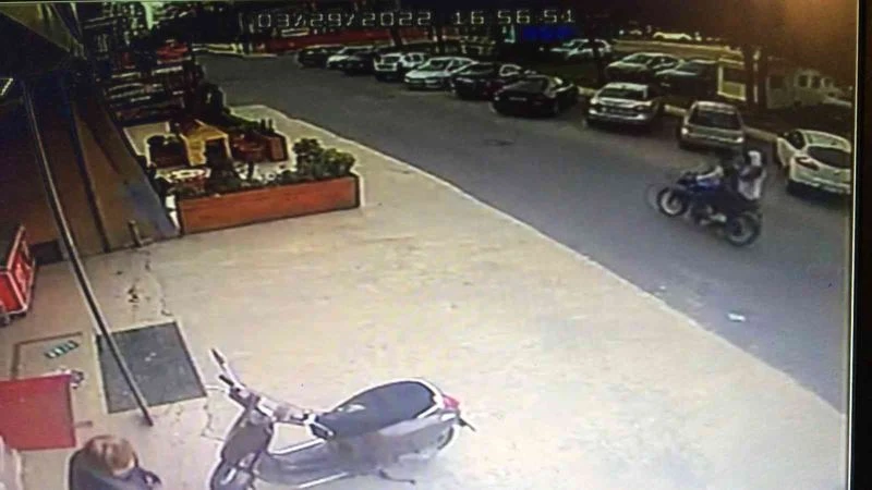 Beylikdüzü’nde motosikletli saldırganlar bir iş yerine silahla ateş ederek kaçtı, o anlar kameralara anbean yansıdı
