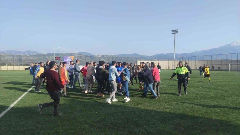 Yumruklu kavgada futbolculardan biri hastanelik oldu
