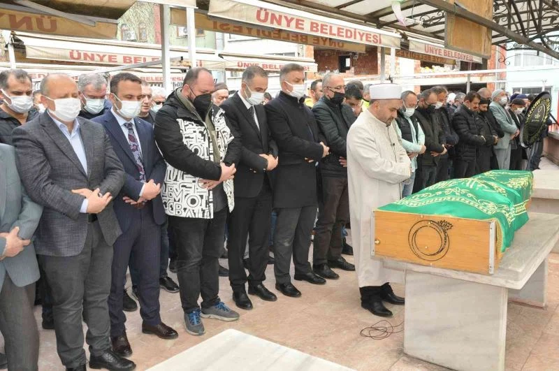 ’Zeytinci Ali Dayı’ olarak tanınan Ünyeli esnaf, son yolculuğuna uğurlandı
