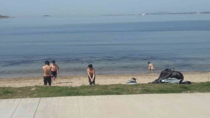 Güneşi fırsat bilen çocuklar denize girdi
