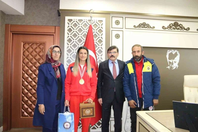 Avrupa Şampiyonu Akbaş’tan Müdür Dağdeviren ziyaret
