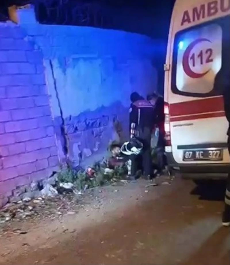 Bıçaklanan gencin karşısında gülüşerek video çektiler, kameraya da poz verdiler
