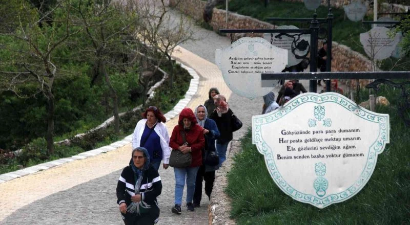 Turistlerin ilgi odağı olan mani yolunda özlem ve hasret dile geliyor