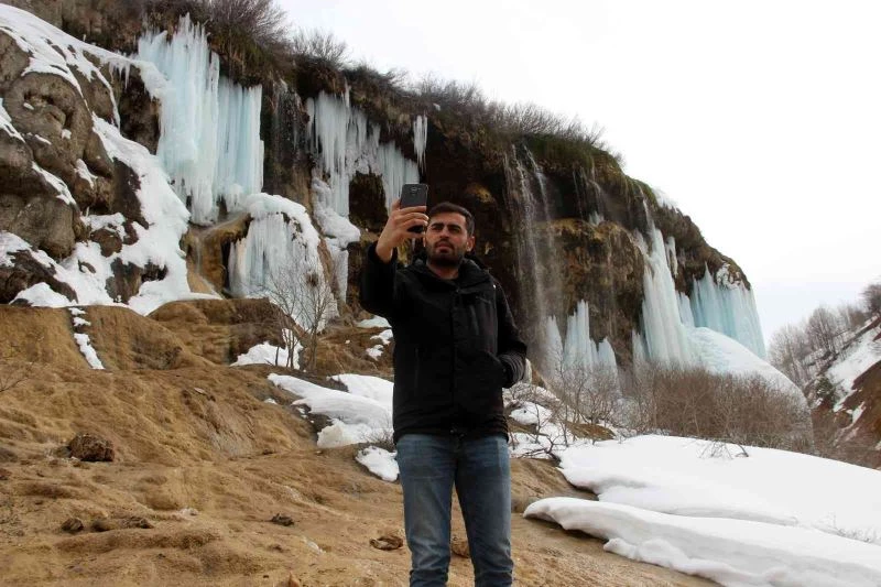 Baharda şelalede oluşan buz sarkıtları, turkuaza çalan rengiyle büyüledi
