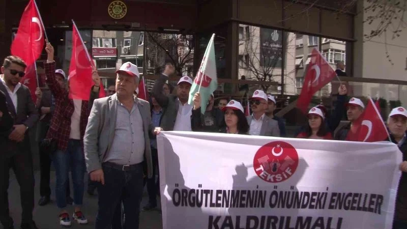 Adidas Genel Müdürlüğü önünde işten çıkartılan çalışanlar için eylem
