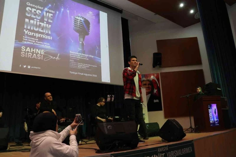 ’Sahne Sırası Sende’ yarışması: Şarkılarını unutanlar ayakta alkışlandı
