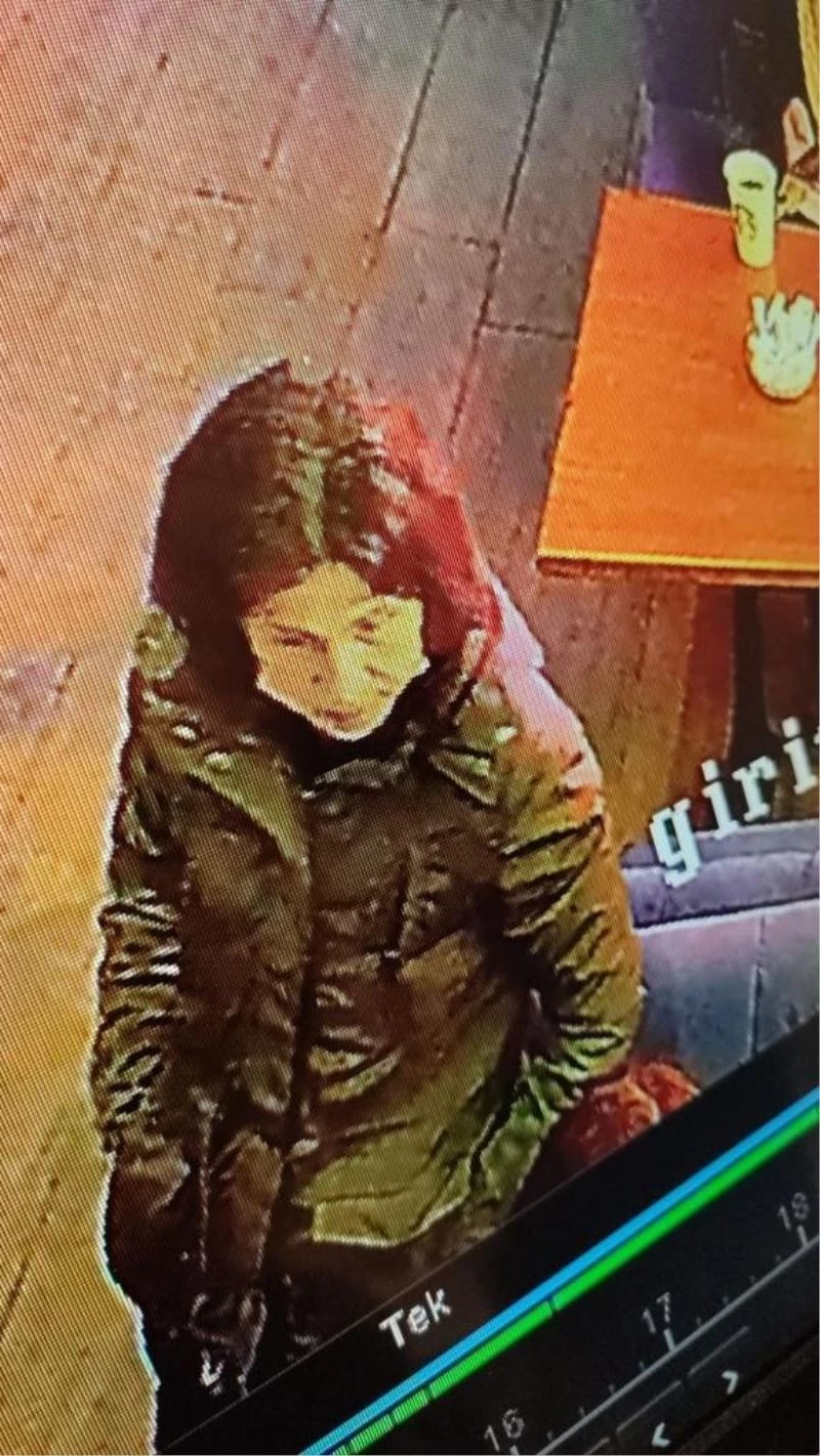 Masanın üzerinde unutulan cüzdanın çalınma anı kamerada
