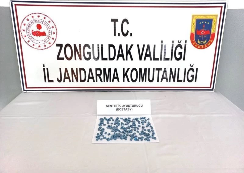 Yolcunun üzerinden 173 adet sentetik uyuşturucu çıktı
