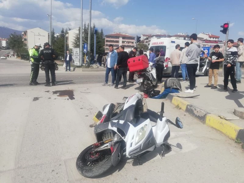 Genç kız tırın altında kalmakta son anda kurtuldu
