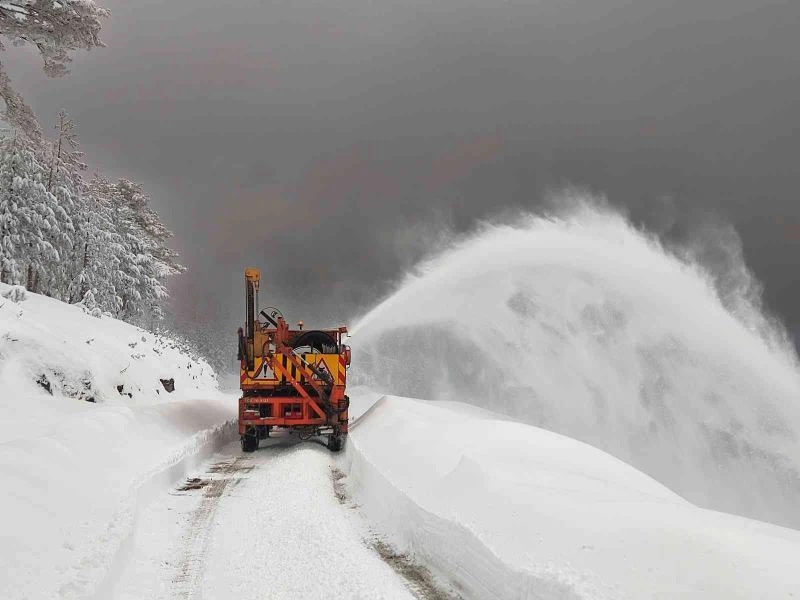 Muğla’nın bilinmeyen Sibiryası, uzun süren kar küreme çalışmaları sonrası ulaşıma açıldı
