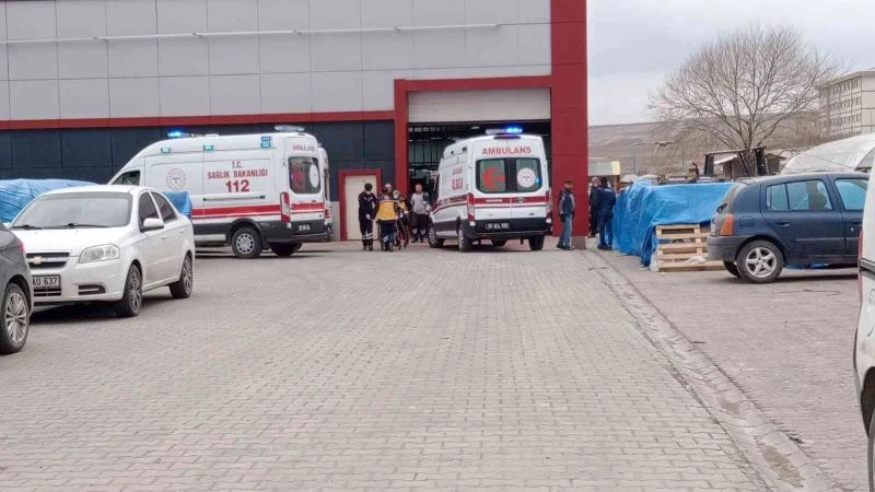 Güneş enerjisi paneli onaran 3 işçi çatıdan düştü
