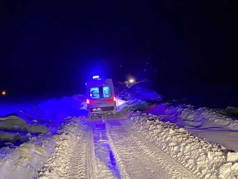 Ardahan’da kardan mahsur kalan 3 hasta 4 saatlik çalışmayla hastaneye ulaştırıldı
