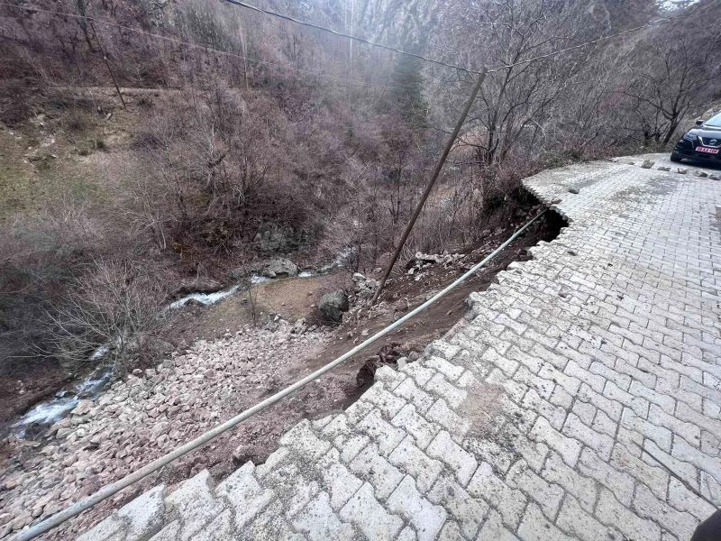 Dereiçi köyünün yangından sonra bu kez de toprak kayması ile başı dertte
