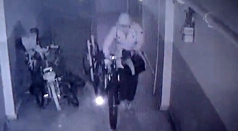 Şifreleri deneyerek girdikleri binadan bisiklet ve bavul çaldılar

