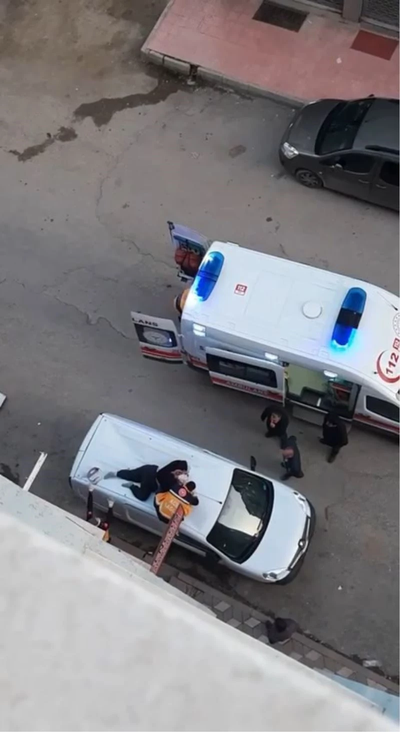 4’ncü kattan aracın üzerine düşen kadın ağır yaralandı
