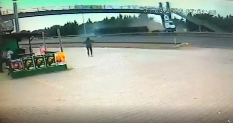 Tır şoförünün feci şekilde öldüğü kaza kamerada
