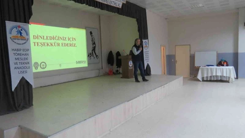 Öğretmen ve öğrenciler siber suçlar konusunda bilgilendirildi
