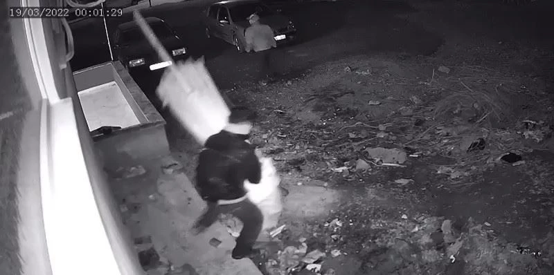 Şemsiye hırsızları önce kameraya sonra polise yakalandı
