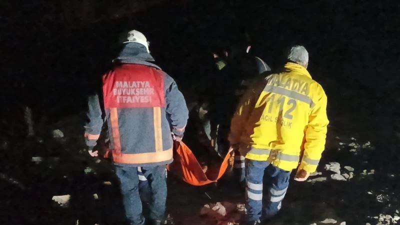 700 metre yükseklikteki dağda yürüyüş yaparken düşüp ayağını kırdı

