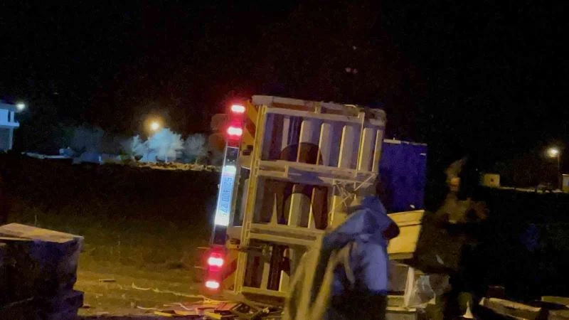 Arı kovanı yüklü pikap takla attı, arılar yola saçıldı
