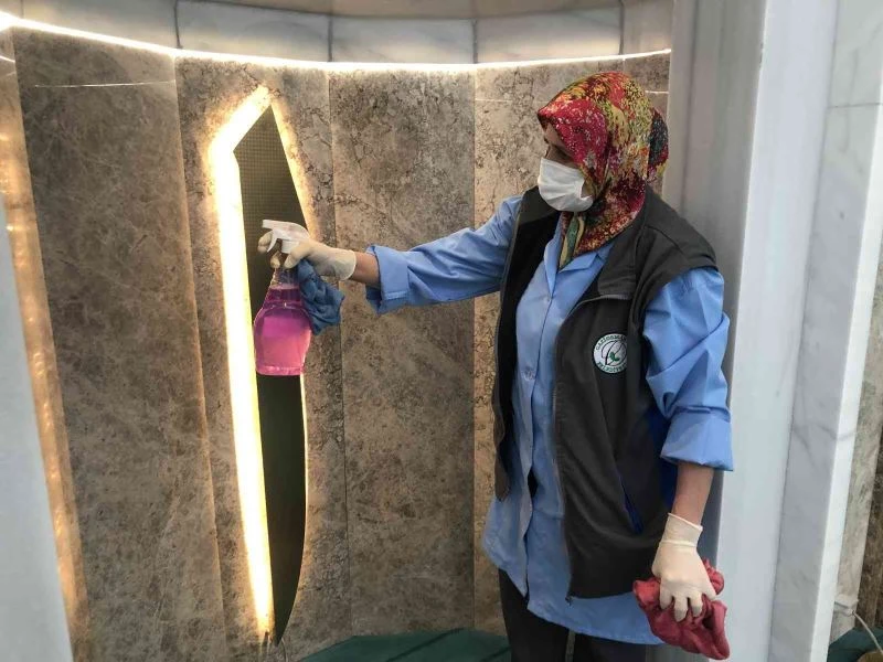 Gaziosmapaşa’da ramazan ayı öncesi camiler gül suyuyla temizlendi
