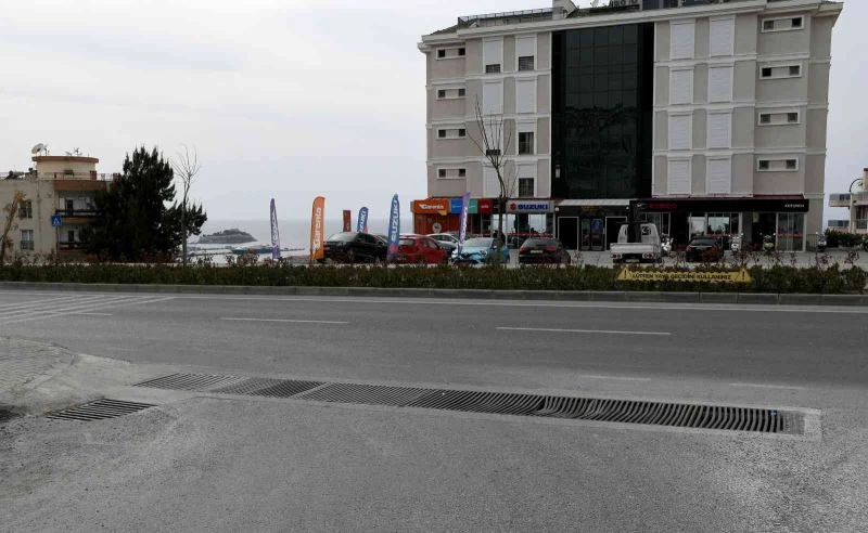 Kuşadası’nda hırsızlar yağmur suyu ızgaralarına dadandı
