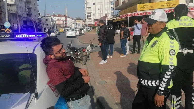 Hurdaya ayrılan motosiklet ile kaza izlerken yakalandı, polise 